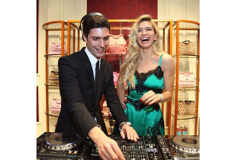 фото Веры Брежневой с кольцом 