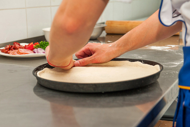 Пицца с охотничья рецепт. bfcf48f7af1a83d32fc0c75c6afb26a7 pizza okhotnichiya dsc 0920. Пицца с охотничья рецепт фото. Пицца с охотничья рецепт-bfcf48f7af1a83d32fc0c75c6afb26a7 pizza okhotnichiya dsc 0920. картинка Пицца с охотничья рецепт. картинка bfcf48f7af1a83d32fc0c75c6afb26a7 pizza okhotnichiya dsc 0920. Охотничью пиццу можно приготовить в домашних условиях потратив на это от 15 до 40 минут. Все зависит от рецепта, которым воспользуетесь. Главный ингредиент блюда — одноименные колбаски. Остальные продукты добавляйте по своему желанию и вкусовым предпочтениям. Какие ингредиенты гармонично сочетаются в начинке и как приготовить пиццу за 15 минут — пошаговые рецепты с фото.