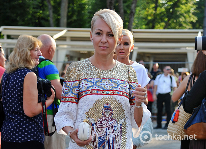 Яна Рудковская одела платье с иконой