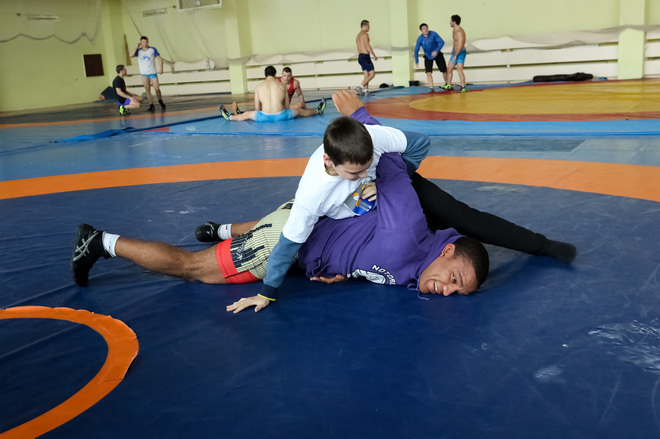 знаменитості з дітьми-переселенцями