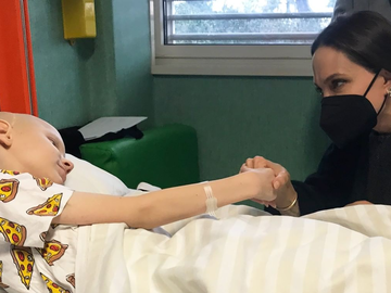 Анджелина Джоли встретилась с детьми-беженцами из Украины