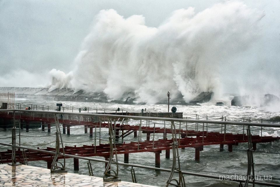 Шторм в Одессе: город накрыла разрушающая сила стихии