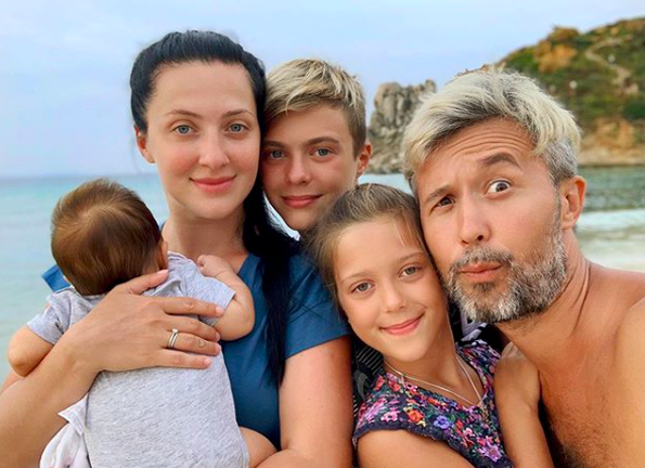 Сергей и Снежана Бабкины со своими детьми