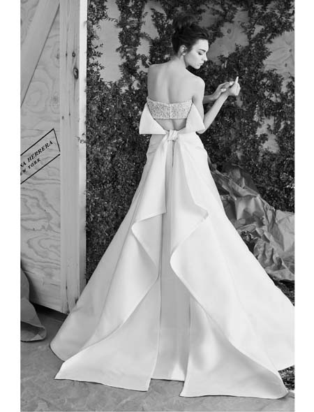 Весільна сукня з бантом