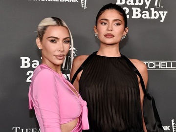 Кім Кардаш'ян та Кайлі Дженнер помірялися фігурами в однакових купальниках