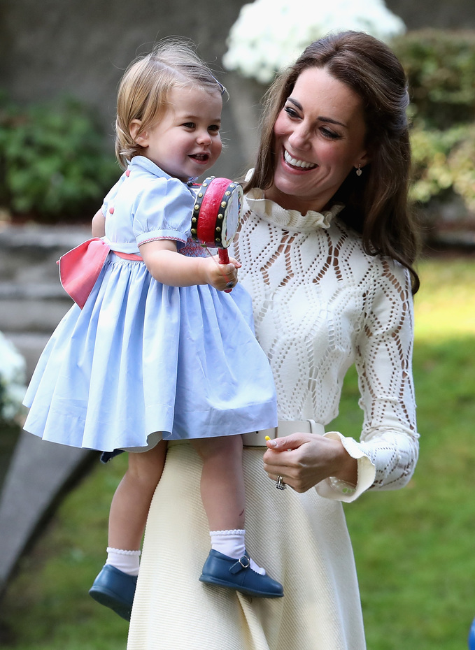 Кейт Міддлтон одягла в'язане плаття на прогулянку з дочкою