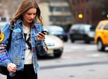 Street-style образы: как носить джинсовую курткуStreet-style образы: как носить джинсовую куртку