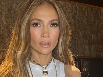 Дженніфер Лопес блиснула в зодіакальній сукні з ризикованим декольте