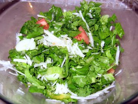 Зеленый салат с редисом и рукколой