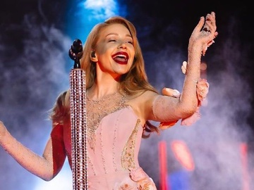 Кароль показала добірку сценічного вбрання й розповіла про те, що "повинна жінка"