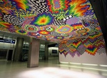 Яркий мурал в аэропорту Майами