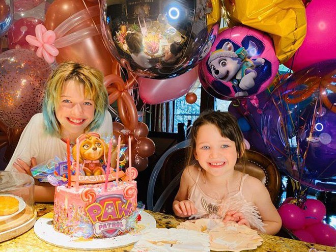 Яркое день рождения средней дочери Милы Йовович