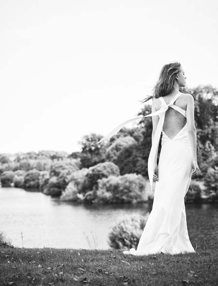 Весільна сукня з бантом