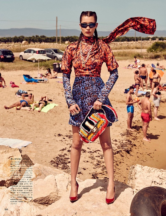 Белла Хадид в пляжной съемке Vogue Japan