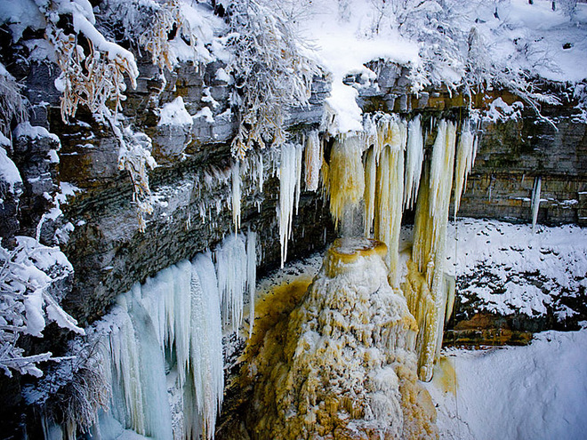 Удивительные замерзшие водопады