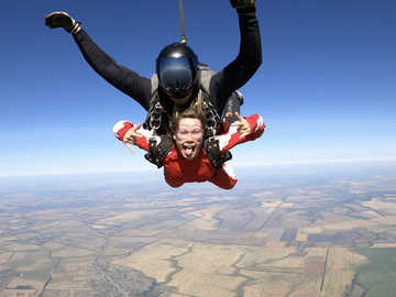 Редактор tochka.net Алина Бондарева рассказала, как впервые прыгнула с парашютом