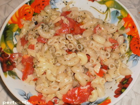Вкусные макароны с сыром и помидорами