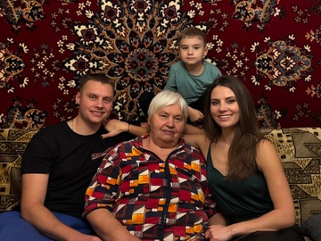 Антоніна Хижняк показала бабусю та квартиру, в якій виросла