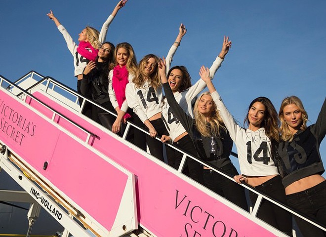 Моделі Victoria's Secret перед польотом в Лондон