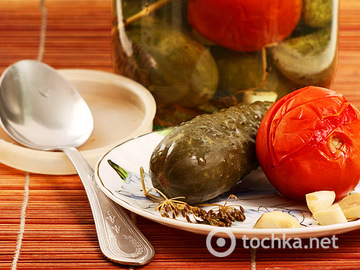 Асорті з помідор і огірків на зиму: смачна закачування