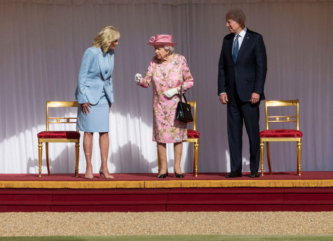 Елизавета ІІ с президентом и первой  леди США