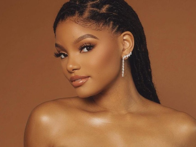 Зірка Русалоньки окремо показалася у відвертому бра з нового відео