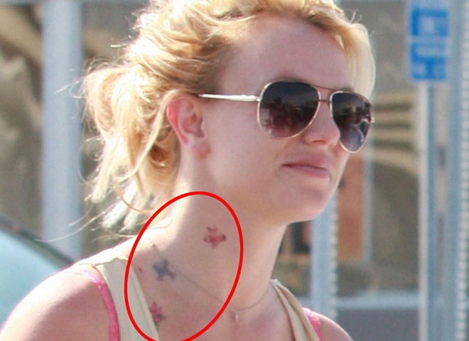 Спірс із тату-метелики