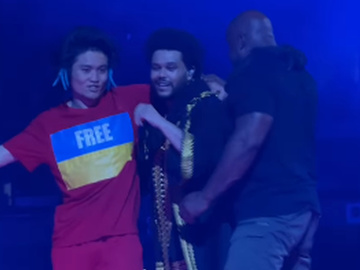 Активіст у футболці «Звільніть Україну» вибіг на сцену під час концерту The Weeknd