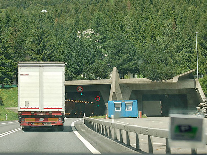 Самые длинные автомобильные туннели мира: Сен-Готардский автомобильный тоннель, Швейцария