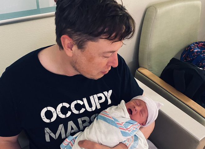 Ілон Маск з новонародженим сином
