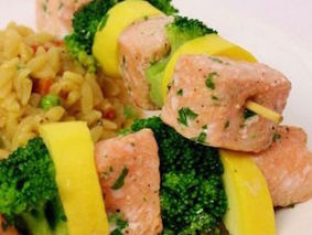 Шашлык из лосося с овощами на пару