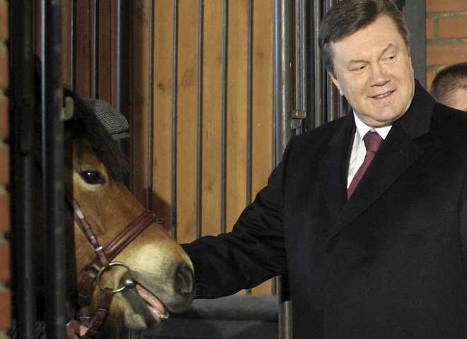 Президент Польши Бронислав Комаровский и Виктор Янукович в конюшне