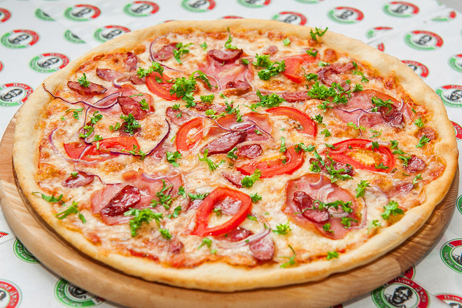 Пицца с охотничья рецепт. 3df9212e4e43492441f2bd0c2f805509 pizza okhotnichiya dsc 1018. Пицца с охотничья рецепт фото. Пицца с охотничья рецепт-3df9212e4e43492441f2bd0c2f805509 pizza okhotnichiya dsc 1018. картинка Пицца с охотничья рецепт. картинка 3df9212e4e43492441f2bd0c2f805509 pizza okhotnichiya dsc 1018. Охотничью пиццу можно приготовить в домашних условиях потратив на это от 15 до 40 минут. Все зависит от рецепта, которым воспользуетесь. Главный ингредиент блюда — одноименные колбаски. Остальные продукты добавляйте по своему желанию и вкусовым предпочтениям. Какие ингредиенты гармонично сочетаются в начинке и как приготовить пиццу за 15 минут — пошаговые рецепты с фото.