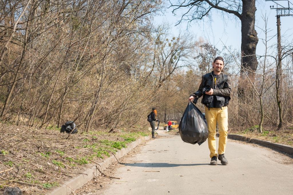 Киевляне устроили пробежку с мусорными пакетами
