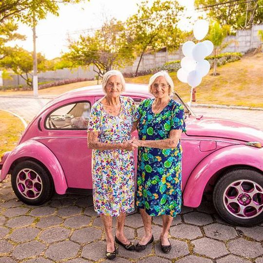 Возраст не помеха: 100-летние близняшки отметили юбилей неожиданной фотосессией