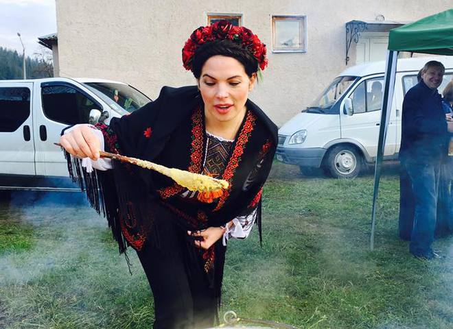 Знаменитости в дороге: как Влада Литовченко варила в Татарове банош