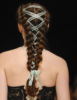 Бьюти-тренд осень 2016: корсет в волосах 