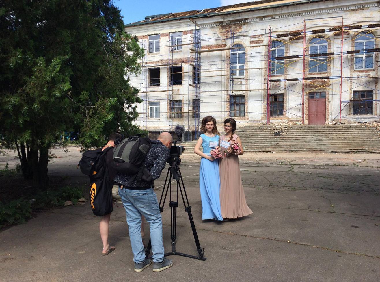 Земля блакитна, ніби апельсин бекстейдж