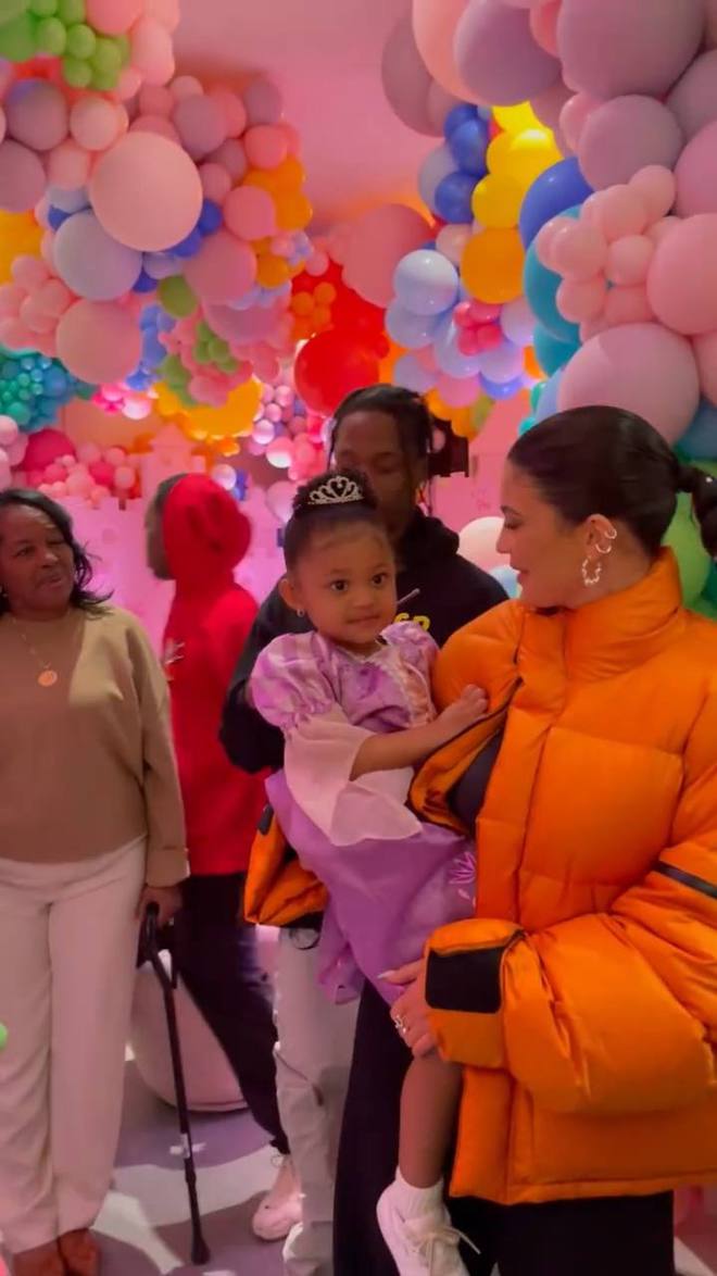 Кайли Дженнер и Трэвис Скотт с дочерью