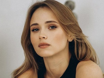 Анна Кошмал влаштувала відверту фотосесію у чорному купальнику