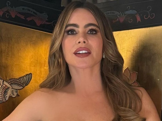 "Час весняних канікул": Верґара показалася в зеленому купальнику на тлі пальм