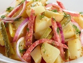 Картофельный салат с луком и салями Картофельный салат с луком и салями