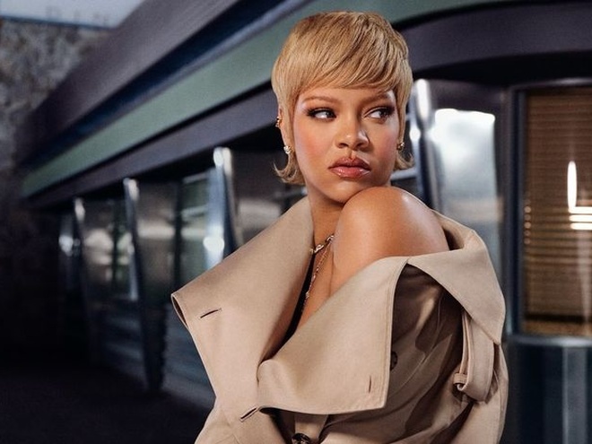 Ріанна знялася у стильній хустці від українського бренду