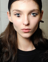 Б'юті-образ моделей з показу Mary Katrantzou Осінь 2015 Б'юті-образ моделей з показу Mary Katrantzou Осінь 2015