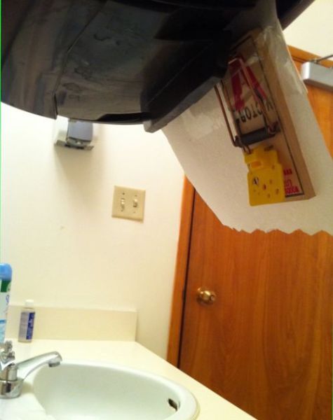 Веселый розыгрыш в уборной