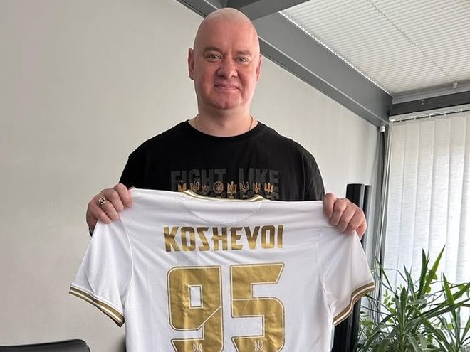 Рідкісний вихід: Кошовий з'явився на кінопрем'єрі з дружиною та старшою дочкою