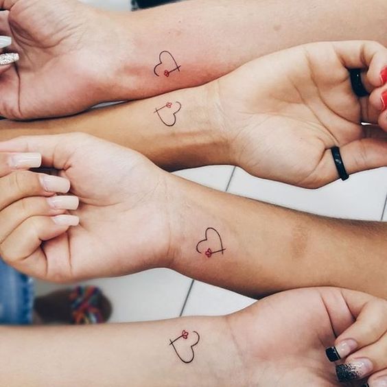 Тату для подруг: 20 парных татуировок, которые вдохновят на новое приключение
