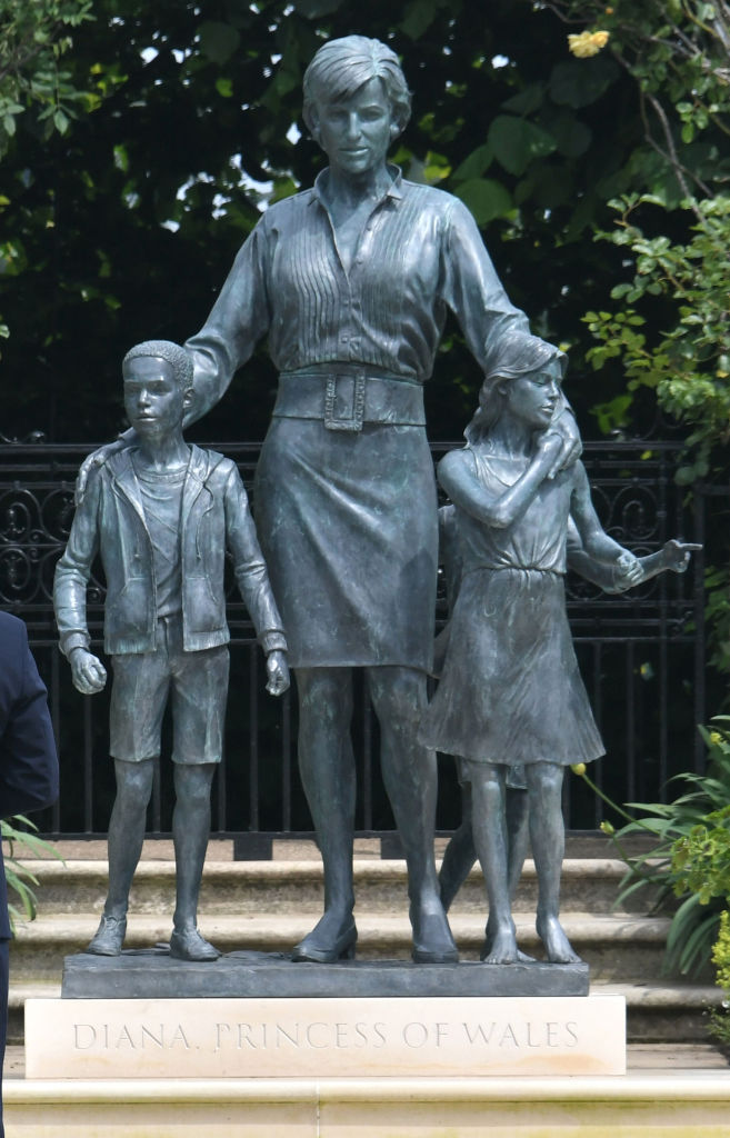 Памятник принцессе Диане в Затонувшем саду