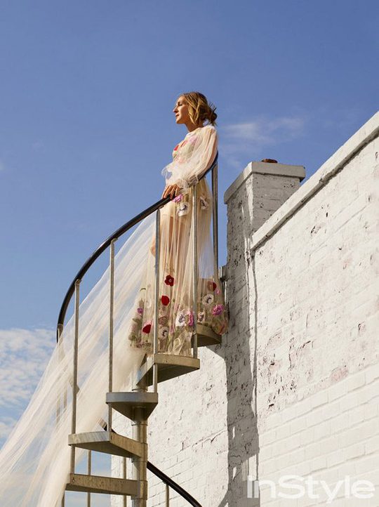 Выше облаков: Сара Джессика Паркер в романтичной фотосессии на крыше высотки