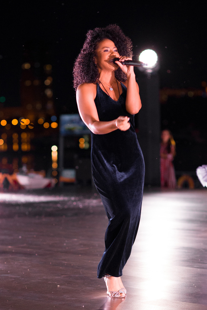 Гайтана исполнила новую песню на танцевальном Open-Air